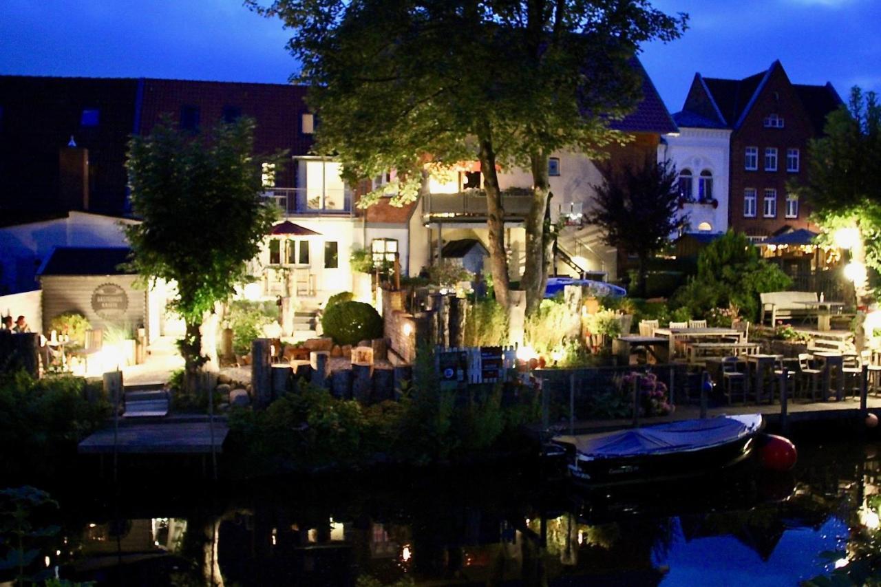 Gaestehaus Kajuete Direkt Am Wasser Friedrichstadt Luaran gambar