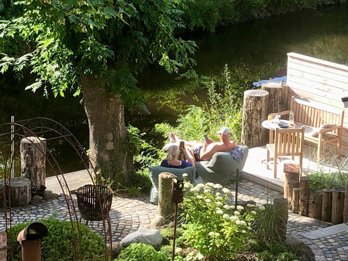 Gaestehaus Kajuete Direkt Am Wasser Friedrichstadt Luaran gambar