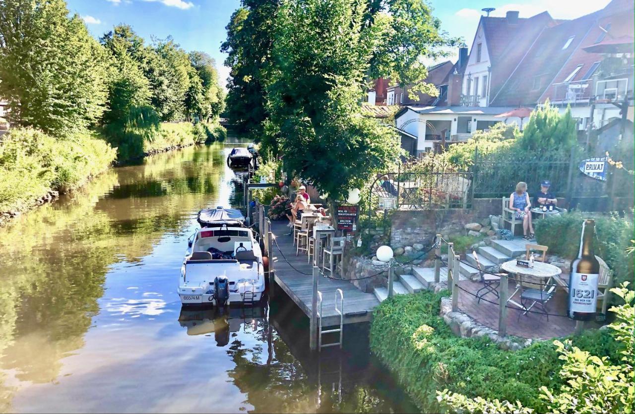 Gaestehaus Kajuete Direkt Am Wasser Friedrichstadt Luaran gambar